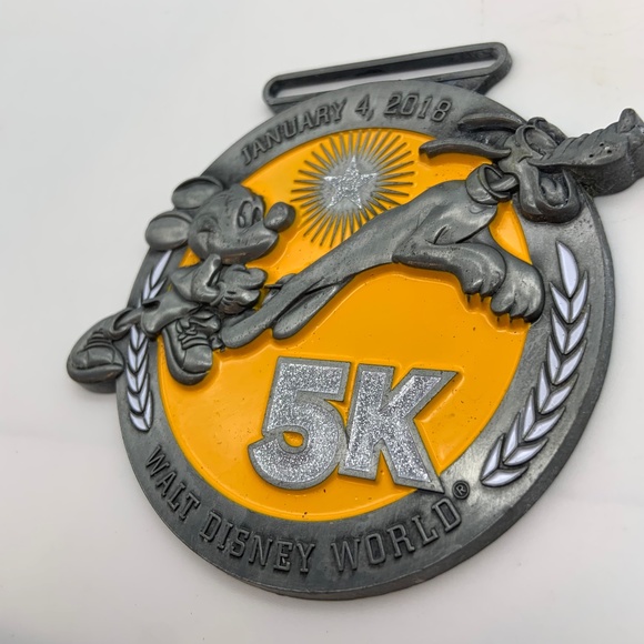 Disney Walt Disney World Mickey & Pluto 5K January 2018 Pewter Medal - Picture 4 of 9